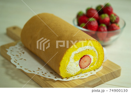 苺のロールケーキ 苺のロールケーキ 74900130