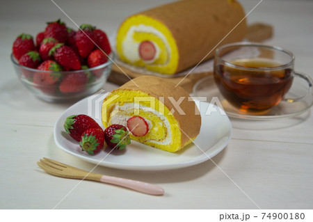 苺のロールケーキ 苺のロールケーキ 74900180