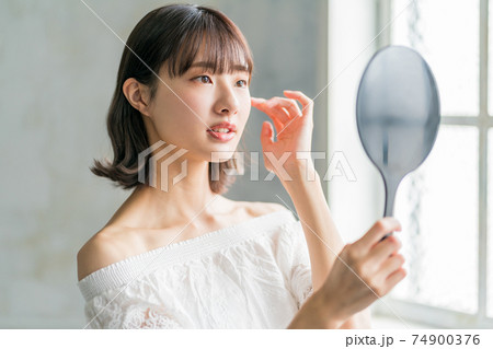 手鏡を見る10代女子 手鏡を見る10代女子 74900376