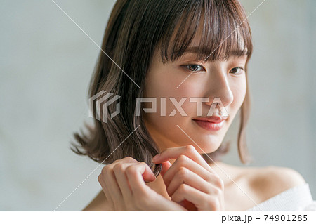 10代後半女子のヘアアレンジの写真素材