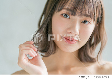 10代後半女子のヘアアレンジの写真素材