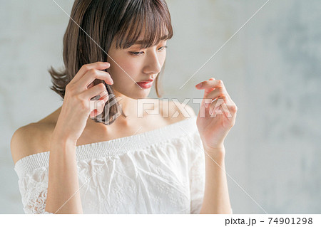 10代後半女子のヘアアレンジの写真素材