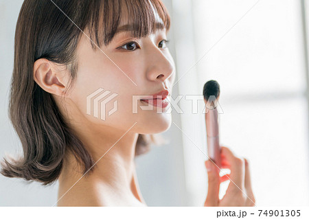 10代後半女子のメイクの写真素材