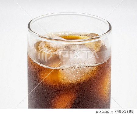 グラスに入った氷で冷えた炭酸飲料 74901399