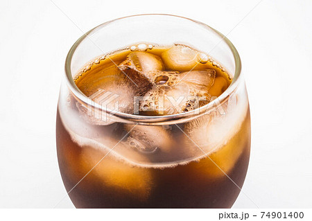 グラスに入った氷で冷えた炭酸飲料 74901400