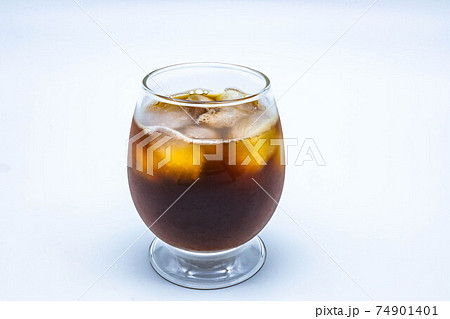 グラスに入った氷で冷えた炭酸飲料 74901401