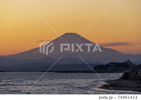 稲村ヶ崎公園からの夕焼け風景 74901423