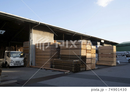 材木屋で積み上げられた木材 74901430