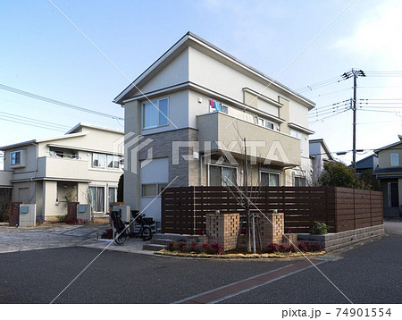 日本の住宅街、庭付き一戸建て住宅、晴れた日の分譲住宅街 日本の住宅街、庭付き一戸建て住宅、晴れた日の分譲住宅街 74901554