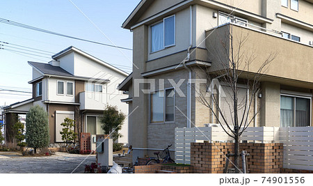 日本の住宅街、庭付き一戸建て住宅、晴れた日の分譲住宅街 74901556