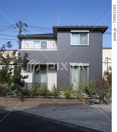 日本の住宅街、庭付き一戸建て住宅、晴れた日の分譲住宅街 74901565