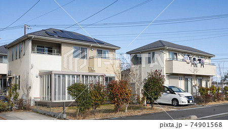 日本の住宅街、庭付き一戸建て住宅、晴れた日の分譲住宅街 日本の住宅街、庭付き一戸建て住宅、晴れた日の分譲住宅街 74901568