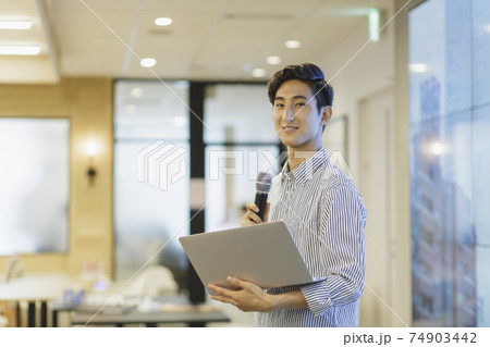 プレゼンをする 男性 ビジネス 74903442