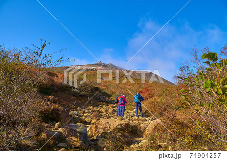 栃木県那須岳の登山道(1600m付近)から見た南西側の茶臼岳と登山者 栃木県那須岳の登山道(1600m付近)から見た南西側の茶臼岳と登山者 74904257