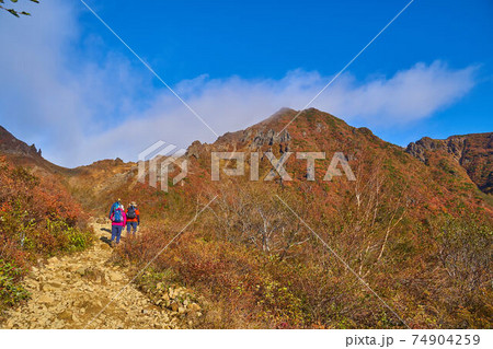 栃木県那須岳の登山道(1600m付近)から見た北側の紅葉染まる朝日岳 74904259