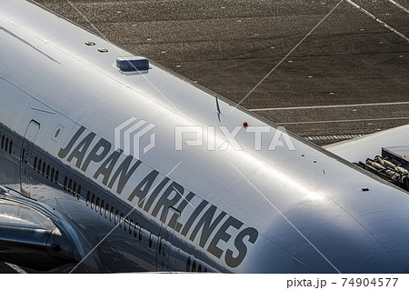 空港の風景　夕日が当たる飛行機の屋根　東京都大田区 74904577