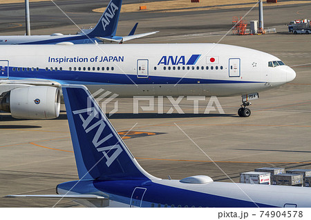 空港の風景　タキシング中の飛行機　東京都大田区 74904578