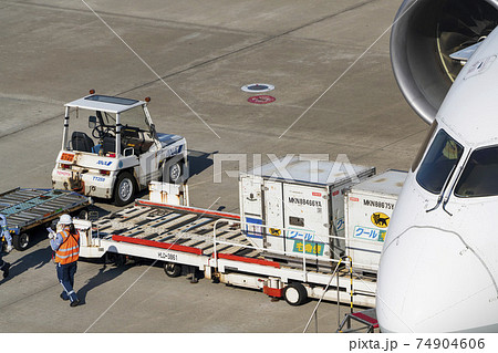 空港の風景　飛行機に積み込まれるコンテナ　東京都大田区 74904606