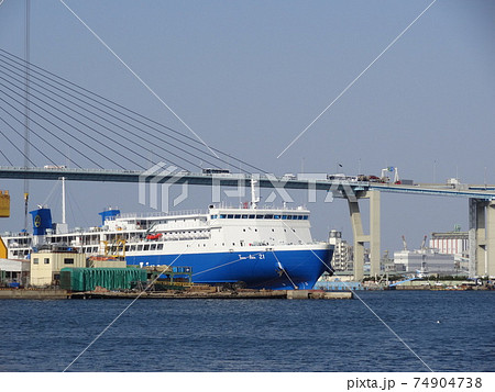 荒津大橋と船 74904738