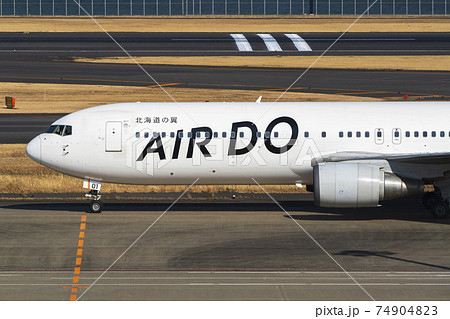 空港の風景　タキシング中の飛行機　東京都大田区 74904823
