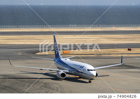 空港の風景　タキシング中の飛行機　東京都大田区 74904826
