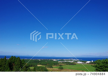 青森県大間町　西吹付山展望台から大間崎と函館市街を望む 74904884