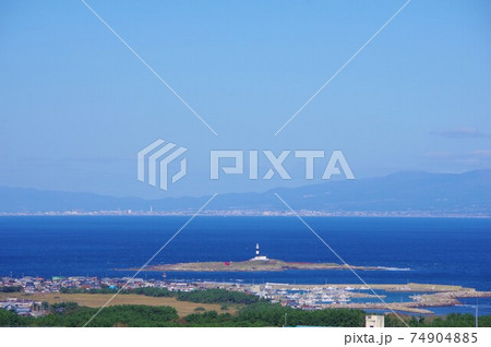 青森県大間町　西吹付山展望台から大間崎と函館市街を望む 74904885