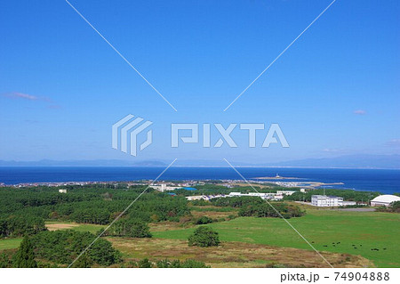 青森県大間町　西吹付山展望台から大間崎と函館市街を望む 74904888