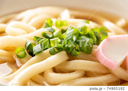 温かいうどん。かまぼこ・青ねぎ入り。 温かいうどん。かまぼこ・青ねぎ入り。 74905192