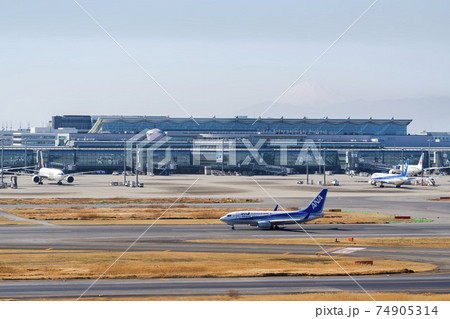 空港の風景 離陸中の飛行機と富士山 東京都大田区 空港の風景 離陸中の飛行機と富士山 東京都大田区 74905314