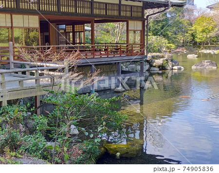 日本庭園(友泉亭公園)池と建物 日本庭園(友泉亭公園)池と建物 74905836