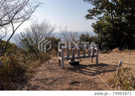 湖西連峰 中継所のベンチ 湖西連峰 中継所のベンチ 74905871