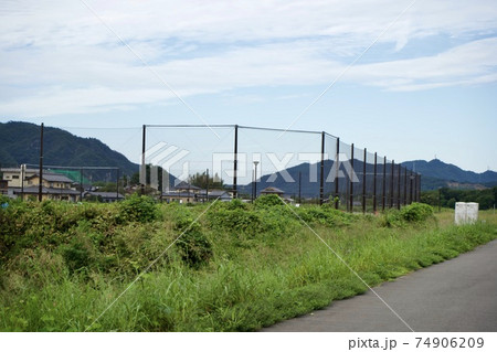 川沿いの土手とグラウンド 74906209