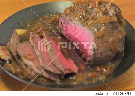 おうちで作る美味しい手軽なローストビーフ 74906393