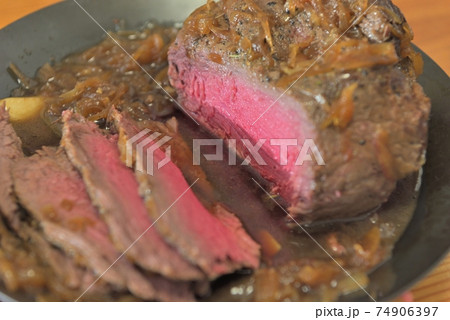 おうちで作る美味しい手軽なローストビーフ 74906397