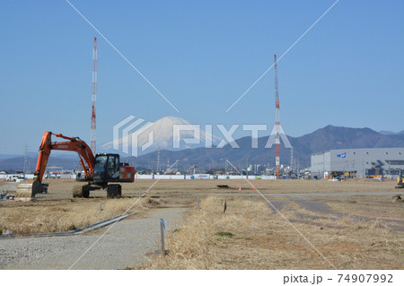 新幹線の新駅が作られることになって平塚市北部が建設ラッシュに沸いている。写真はその現場 74907992