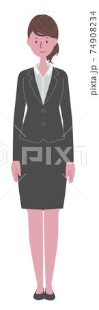まっすぐ立つ　黒いスーツを着た女性 74908234