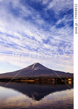 冬の雪化粧する富士山と河口湖 74908632