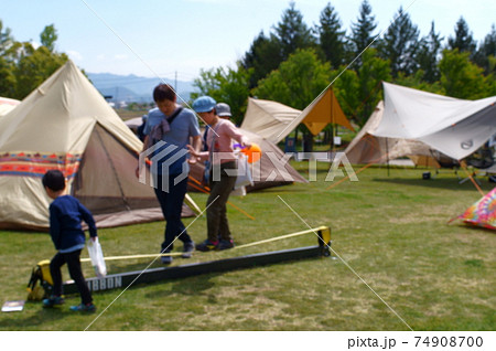 キャンプ場のテントサイトのぼかしイメージ 74908700