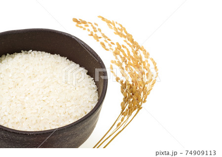 ご飯茶碗に入れた白米と稲穂 74909113