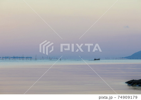 穏やかな宍道湖の朝と小船 74909179