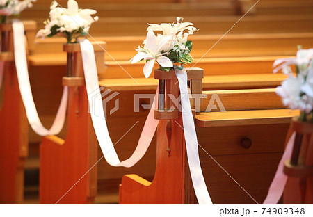 教堂椅子上的婚禮鮮花和緞帶 照片素材 圖片 圖庫 教堂椅子上的婚禮鮮花和緞帶 照片素材 圖片 圖庫
