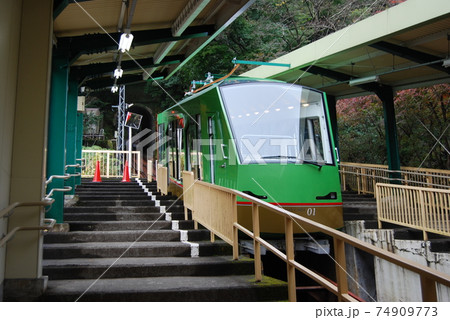 発車を待つ大山ケーブル(大山観光電鉄) 発車を待つ大山ケーブル(大山観光電鉄) 74909773