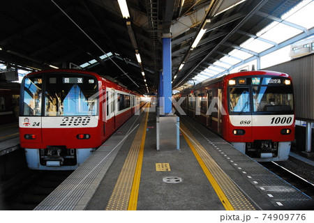 京急久里浜駅での「赤い電車」の並び 74909776