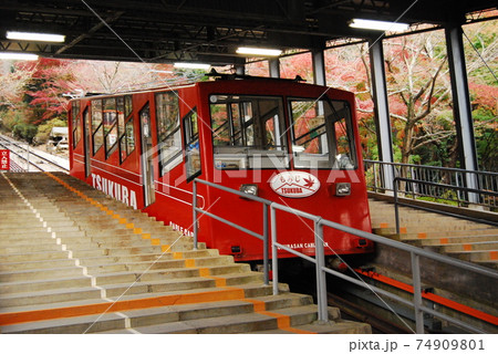 宮脇駅で発車を待つ筑波山ケーブルカー 宮脇駅で発車を待つ筑波山ケーブルカー 74909801