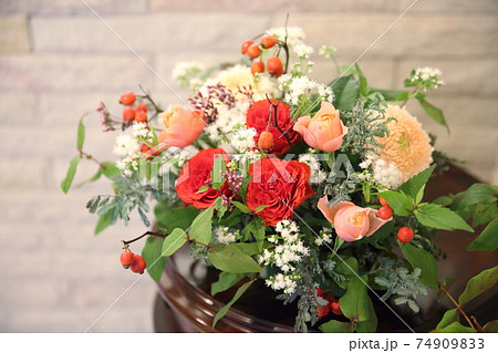 朱色のバラとオレンジ系のフラワーアレンジメント 朱色のバラとオレンジ系のフラワーアレンジメント 74909833