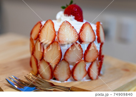 イチゴを沢山使った手作りケーキ　誕生ケーキ 74909840