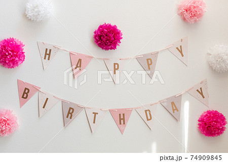 誕生会の壁飾り happy Birthdayペナントの写真素材 [74909845] - PIXTA