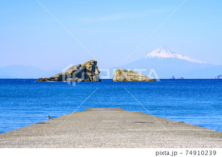 【静岡県】雲見海岸から見る富士山 【静岡県】雲見海岸から見る富士山 74910239