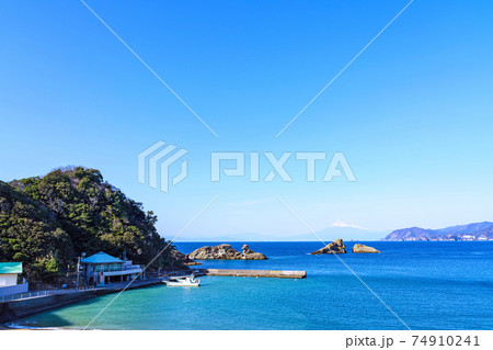 【静岡県】雲見海岸から見る富士山 74910241